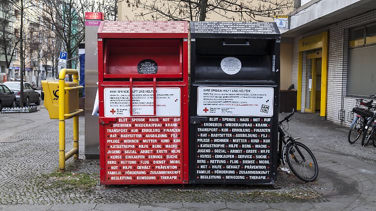 Zwei Container für Altkleiderspenden. Was passiert mit den ausrangierten Textilien, sobald sie eingeworfen wurden?