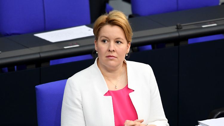 Schon seit längerem will Familienministerin Giffey Bahnfahrten für Freiwilligendienstler bezahlbarer machen. 