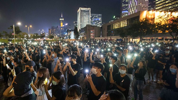 Trotz des wachsenden Drucks aus Peking gingen gestern in Hongkong wieder Demonstranten auf die Straße.