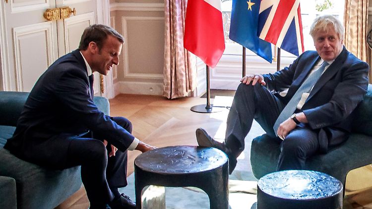 Ein kurzer Moment der Unaufmerksamkeit oder kalkuliertes Manöver? Johnson fühlt sich sichtlich wohl im Élyséepalast.