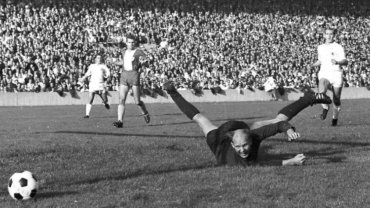 Am allerersten Spieltag der Fußball-Bundesliga trennten sich Eintracht Braunschweig und 1860 München 1:1. Hier hat Eintracht-Torwart Hans Jäcker (ohne Handschuhe!) das Nachsehen.