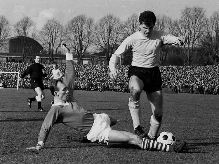 Willi Schulz grätscht beim Revierderby 1965 dem Dortmunder Lothar Emmerich in die Aktion.