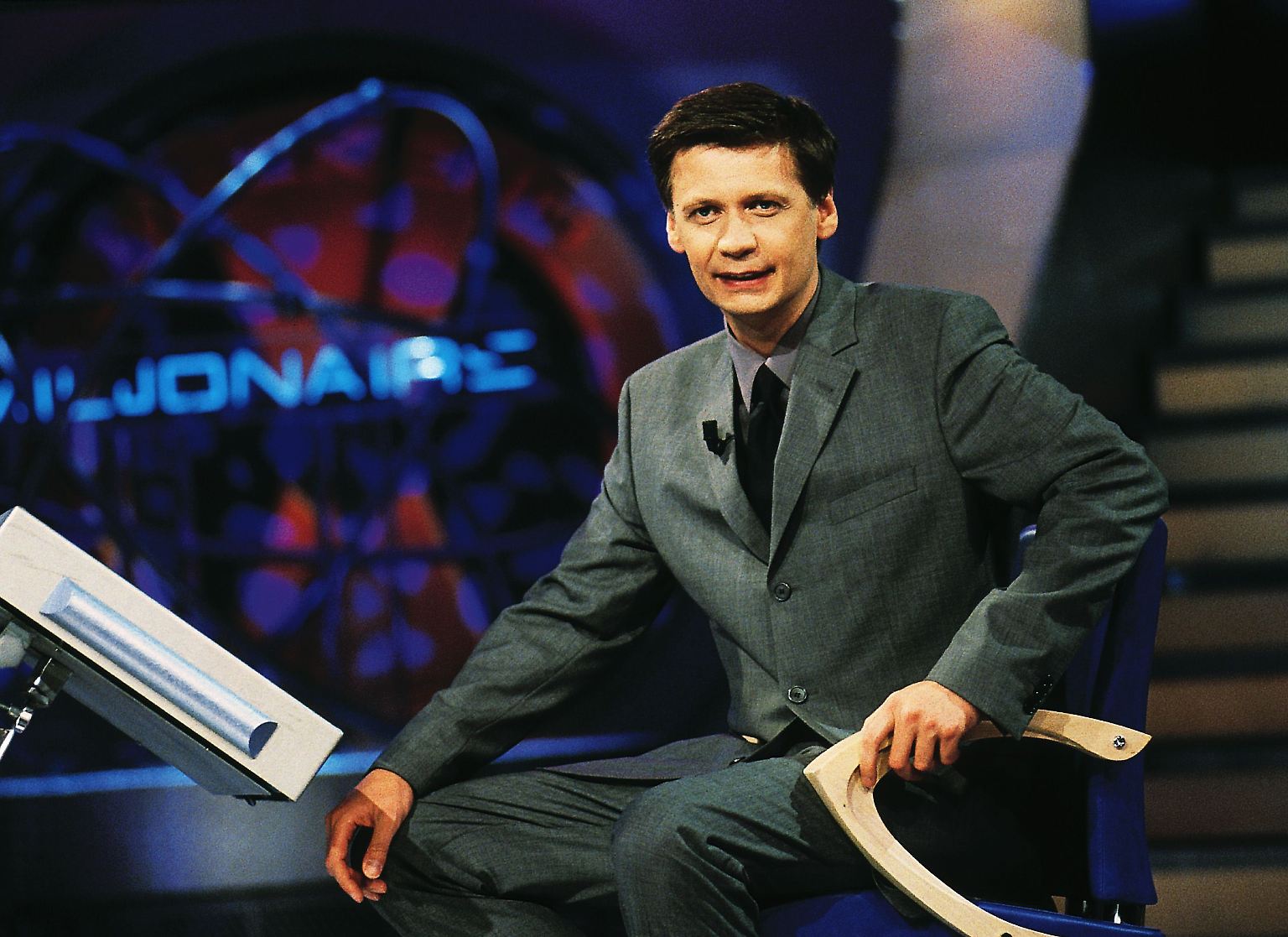 Am 3. September 1999 begann ein Stück deutscher Fernsehgeschichte. Auf RTL feierte die deutsche Ausgabe der britischen Ratesendung "Who Wants to Be a Millionaire?" Premiere. Die allererste Kandidatenfrage ging an Arzthelferin Tanja Ortmann. Sie sollte für 100 DM wissen: Besser den Spatz in der Hand als die Taube auf dem …? A: Sofa, B: Klo, C: Grill, D: Dach. 