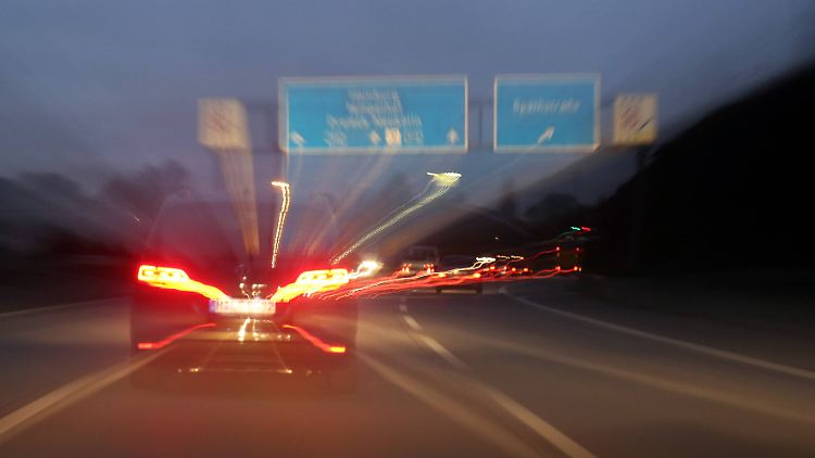 Vielen Deutschen ist das Rasen auf der Autobahn heilig - die Debatte um ein Tempolimit flammt nun wieder auf.