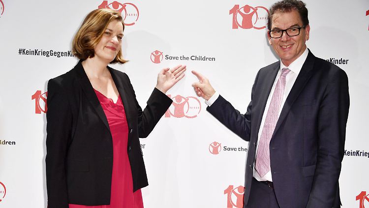 Susanna Krüger, Geschäftsführerin "Save The Children" und Gerd Müller, Bundesentwicklungsminister, beim Festakt zum 100. Jubiläum.