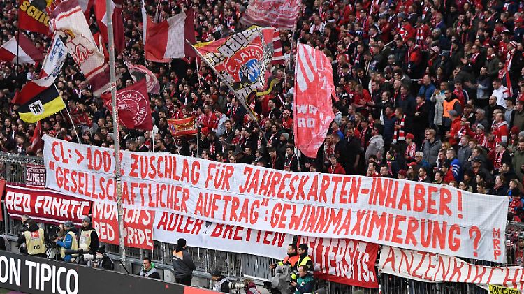 Die Champions League bringt viel Geld. Und die Fans müssen es bezahlen: Anhänger des FC Bayern protestierten gegen die hohen Eintrittspreise.