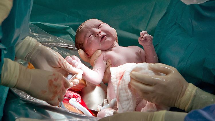Ausgelacht und beleidigt, gegen ihren Willen festgebunden, ohne Erlaubnis aufgeschnitten: Manche Mutter wird durch die Geburt ihres Kindes traumatisiert.