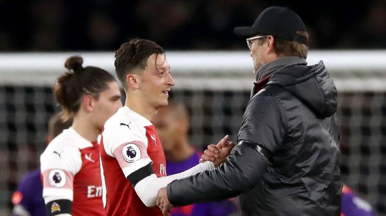 Wiedersehen: Jürgen Klopp und Mesut Özil.