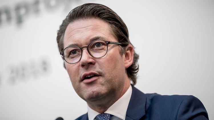 Die Grünen fordern den Rücktritt von Verkehrsminister Scheuer.