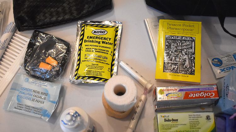 Trinkwasser, Ohrstöpsel, Zahnpasta - "Prepper" haben für den Ernstfall alle möglichen Gegenstände parat. 