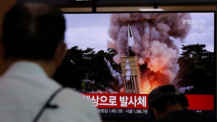 In Seoul verfolgen Passanten eine Nachrichtensendung, die über einen Raketentest Nordkoreas berichtet.