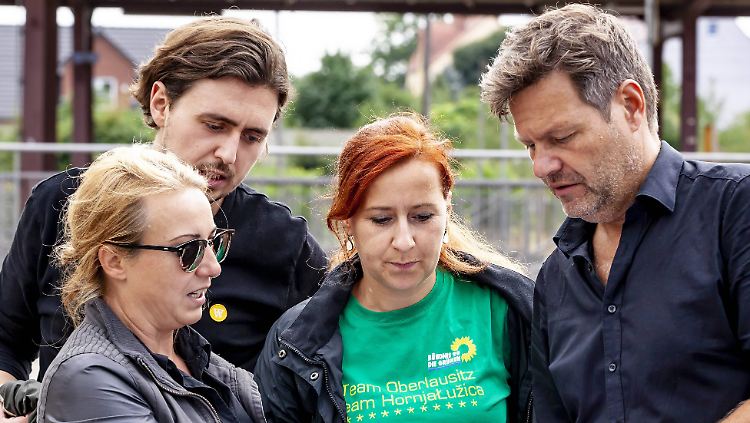 Robert Habeck (r.) und Franziska Schubert (M.) von den sächsischen Grünen auf Wahlkampftour in Sachsen.