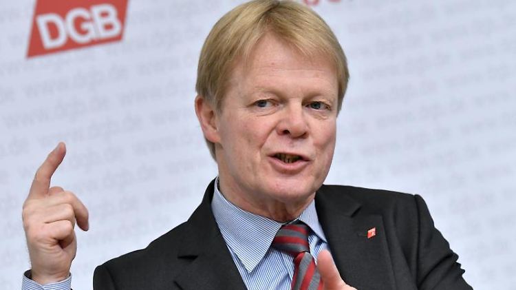Hoffmann kritisiert die oft prekären Arbeitsverhältnisse im Onlinehandel.  