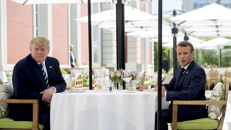 Es wird Wasser gereicht: Frankreichs Präsident Macron bewirtet Trump nach seiner Ankunft in Biarritz.