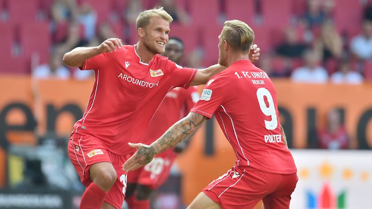 Aufstiegshelden unter sich: Sebastian Polter bereitet den ersten Ligatreffer von Union vor. Sebastian Andersson (l.) erzielte ihn. Es reichte zu einem Punkt in Augsburg.