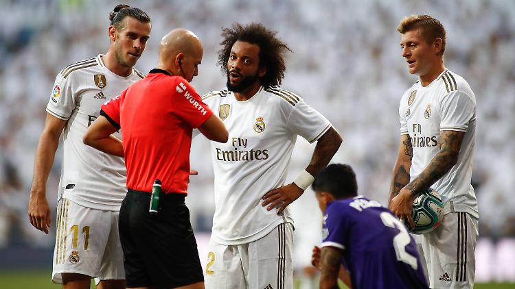Marcelo von Real Madrid ist mit einer Entscheidung des Schiedsrichters nicht zufrieden.