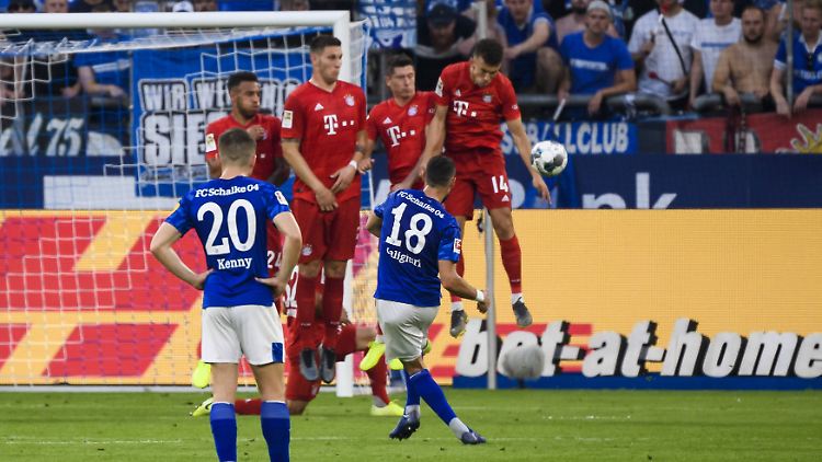 Der Arm von Ivan Perisic ist schon etwas weiter draußen als erlaubt. Und er berührt den Ball.