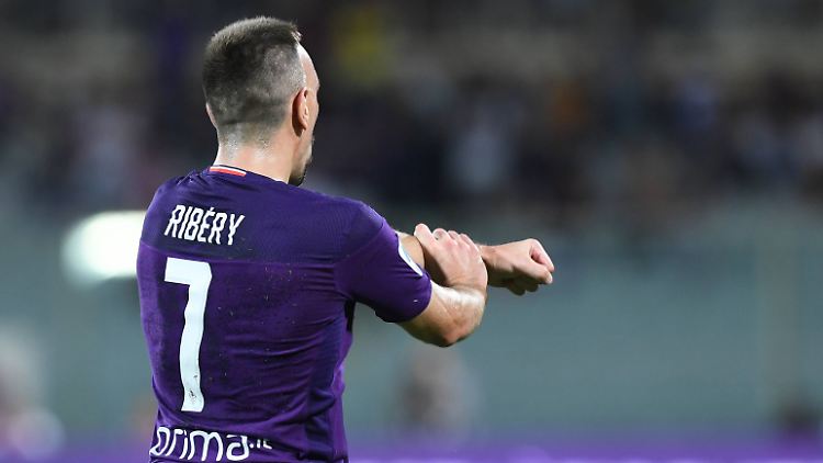 Franck Ribéry krempelt seine Ärmel jetzt für den AC Florenz hoch. Bei seinem Debüt kann er allerdings noch keine Akzente setzen.