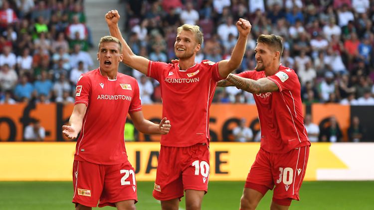 Jubel nach dem ersten Bundesliga-Tor der Vereinsgeschichte: Torschütze Sebastian Andersson lässt sich feiern.