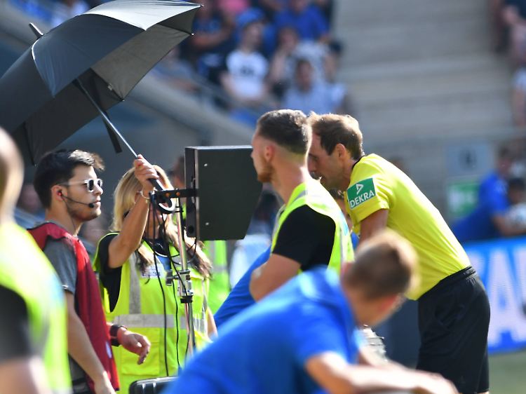 Der Videobeweis wird von den Bundesligatrainern überwiegend positiv aufgenommen.