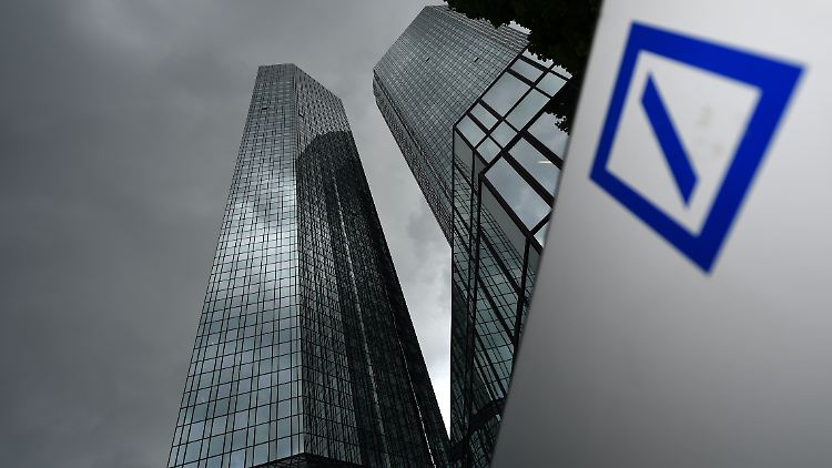 Eine Allianz mit der Schweizer UBS könnte die Deutsche Bank vor den angekündigten schmerzhafen Einschnitten bewahren. 