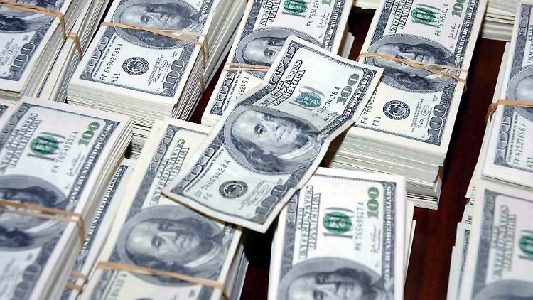 Weltweit, so klagt Bank-of-England-Chef Carney, würden immer größere Dollar-Reserven aufgehäuft. Das bremse das Wachstum und drücke das Zinsniveau nach unten.