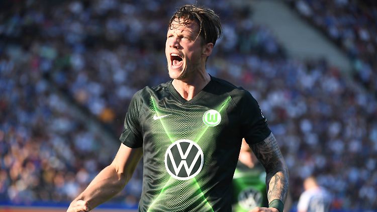 Ein Fouleflmeter bringt Wolfsburg eine frühe Führung, Wout Weghorst kann sich freuen.