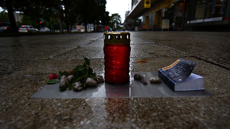 An dem Ort, wo Daniel H. erstochen wurde, erinnert heute eine Gedenktafel an den jungen Mann.