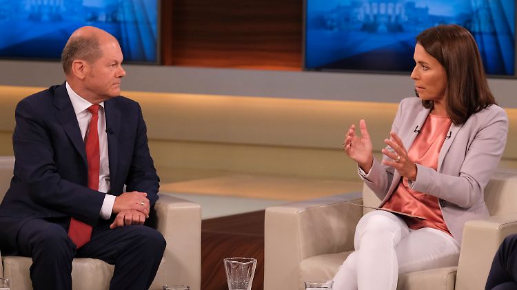 Anne Will setzt Olaf Scholz zu.