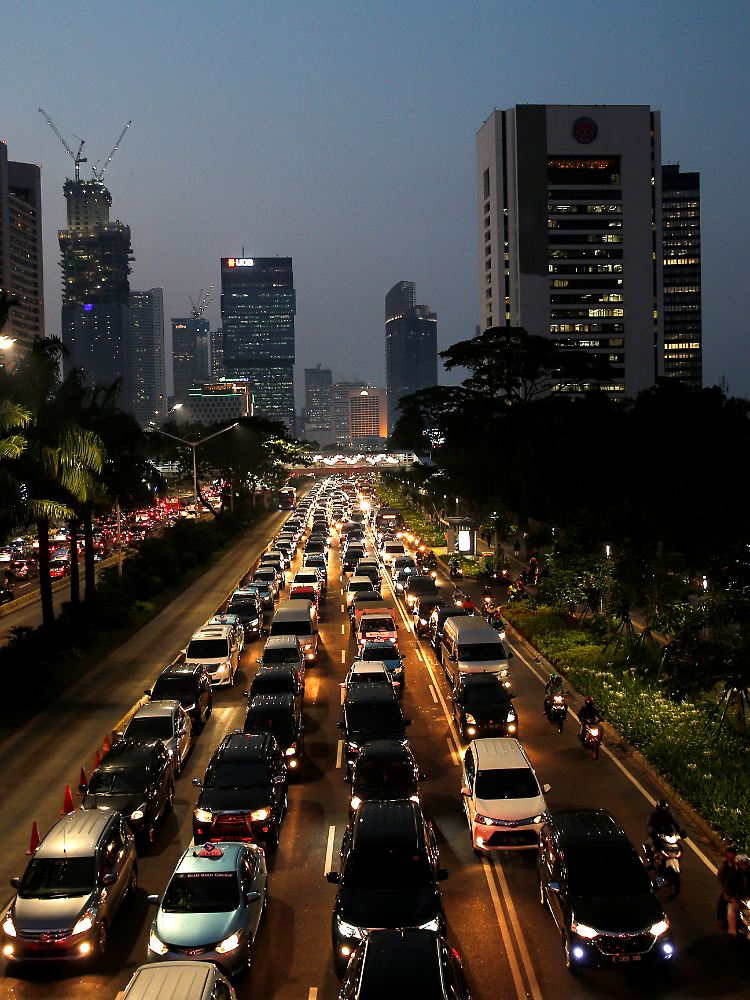 Die zehn Millionen Einwohner von Indonesiens Hauptstadt Jakarta leiden unter chronischem Verkehrschaos.