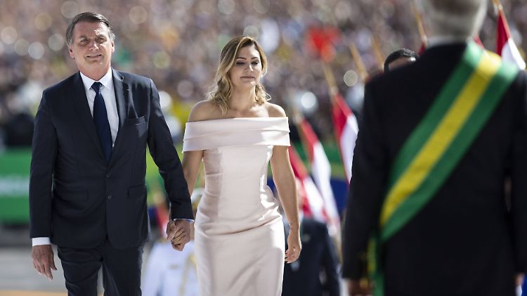 Während vor seiner Haustür der Wald brennt, zeigt sich Brasiliens Präsident Bolsonaro auf Facebook stolz darauf, dass seine Frau Michelle jünger ist als die Gattin des französischen Präsidenten. 