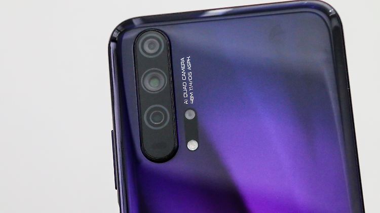Man sieht es zwar nicht sofort, aber das Honor 20 Pro hat eine Vierfach-Kamera auf der Rückseite.