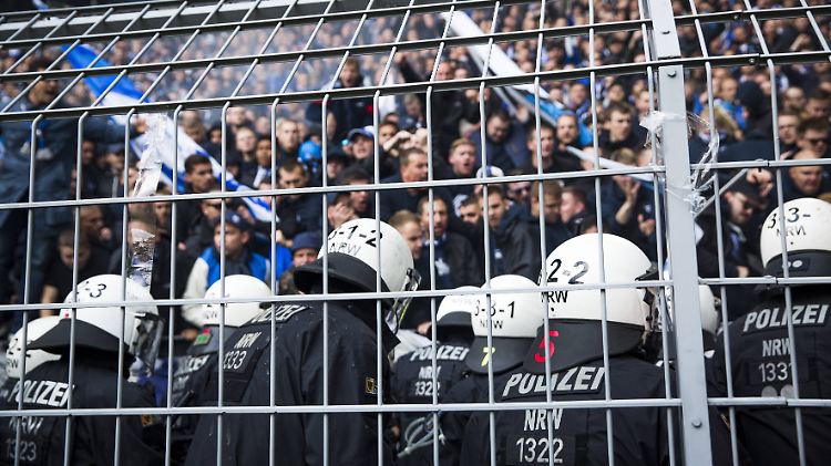Ihre Auseinandersetzungen mit der Polizei bezahlen zahlreiche Hertha-Fans mit Stadionverboten.