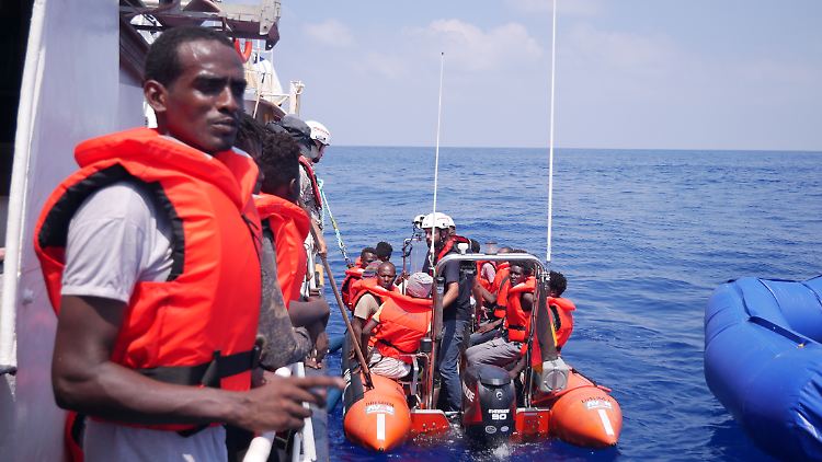 Auf dem Mittelmeer sind vor der libyschen Küste Hunderte Migranten gerettet worden.