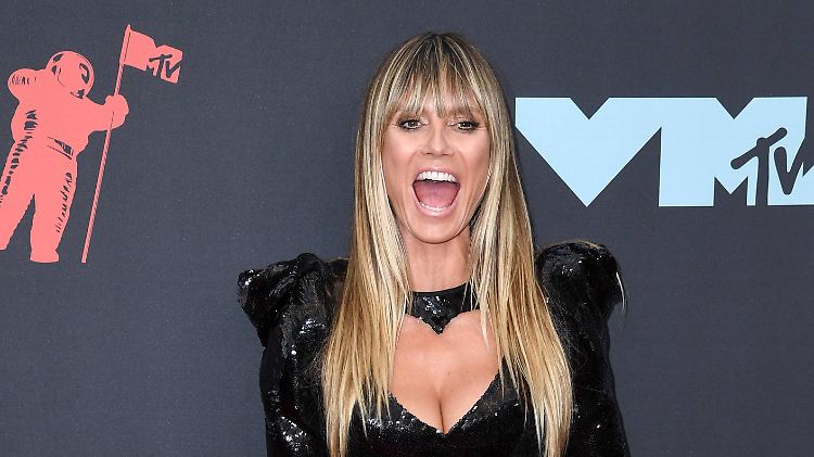Am Abend kam Heidi Klum zwar allein zu den VMAs, zu Hause wartete statt Tom aber ein Hund namens Anton auf sie. 