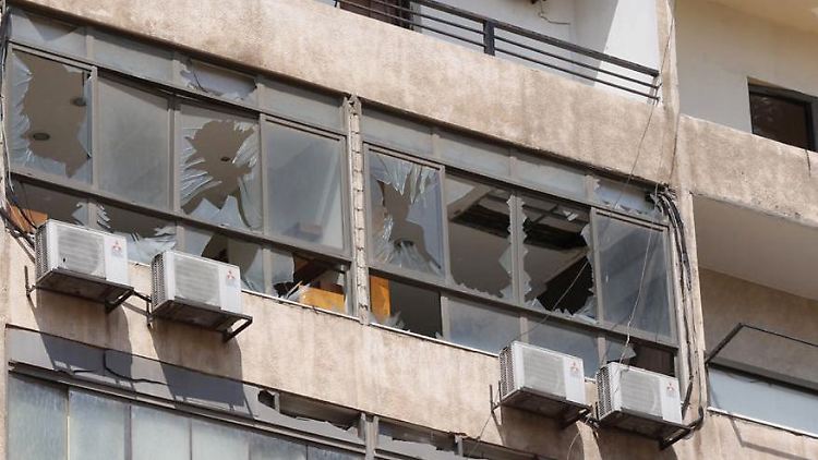 Zerborstene Fensterscheiben in Beirut: In der Nähe soll nach libenesischen Angaben eine israelische Drohne aufgeschlagen sein.