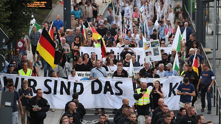Der 19-jährige Jugendliche wurde auf der als rechtsextrem eingestuften Demo vorläufig festgenommen.
