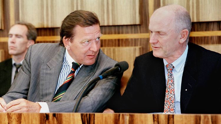 Auf landes- und bundespolitischer Ebene waren Gerhard Schröder und Ferdinand Piëch verbandelt.