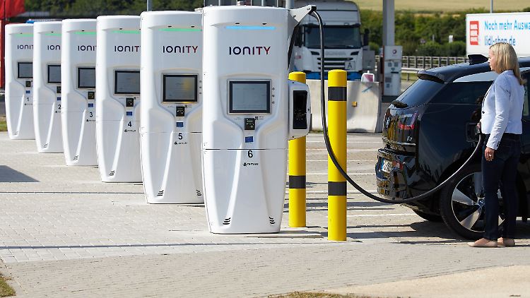 Bisher konzentrieren sich Investoren vor allem auf Schnellladesäulen. Schonender wäre es aber, die Autos langsam aufzuladen.