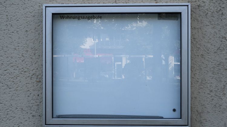 Sie sehen: nichts! Ein Schaukasten in Berlin, der früher einmal Wohnungsangebote enthielt.