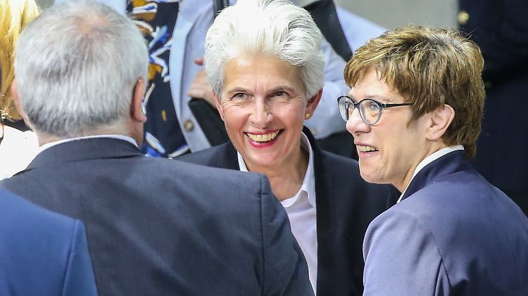 Dürften bei der Causa Stiefel nichts zu lachen haben: Strack-Zimmermann und Kramp-Karrenbauer (rechts).