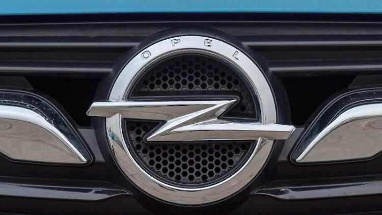 Das Opel-Logo an einem SUV. Foto: Silas Stein/Archivbild