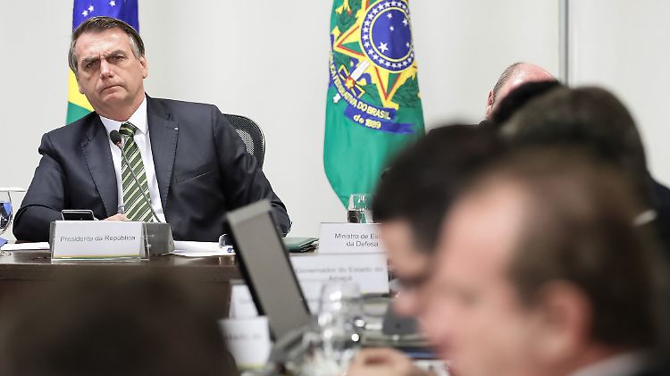 Der Widerstand gegen Brasiliens Präsidenten Jair Bolsonaro wächst. Beim Treffen mit den Gouverneuren seines Landes bekommt er den Gegenwind zu spüren.
