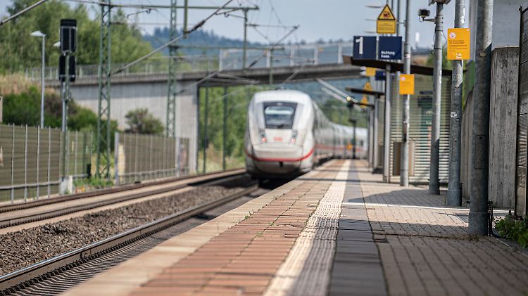 Die Bahn verweist darauf, dass es konstant 3000 Servicemitarbeiter gebe - das Personal werde an allen großen Bahnhöfen eingesetzt.