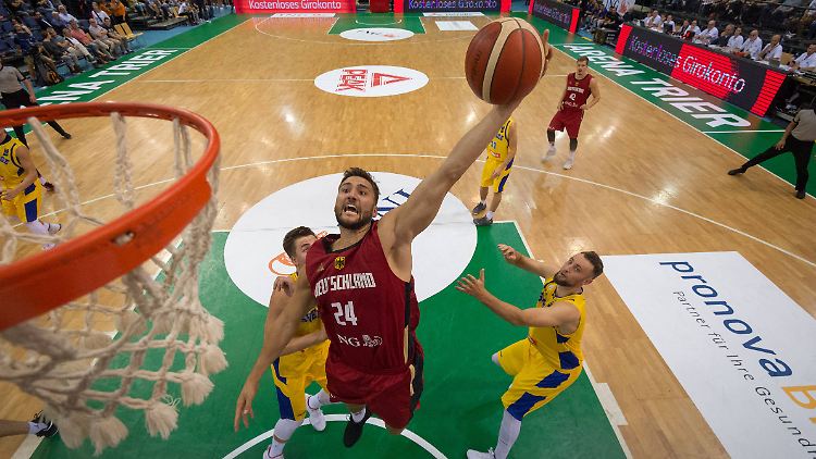 Sie die deutsche Basketball-Nationalmannschaft gut aufgestellt und hofft auf eine Medaille bei der WM in China: Maximilian Kleber im Vorbereitungsspiel gegen Schweden.