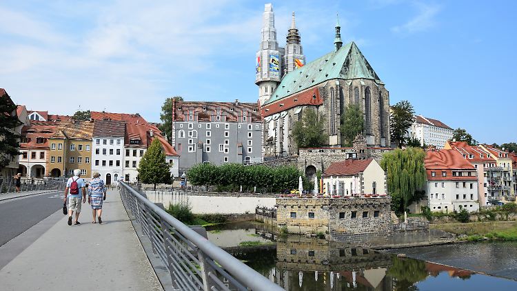 Die mächtige Peterskirche begrüßt Besucher, die von der polnischen Seite anreisen.