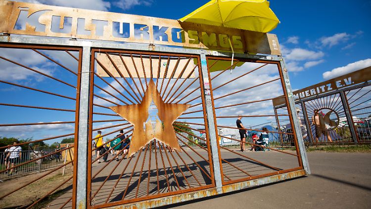 Seit 1997 findet auf dem ehemaligen russischen Militärflugplatz in Mecklenburg-Vorpommern das viertägige Fusion-Festival mit Musik, Theater, Performance, Kino und Installation statt.