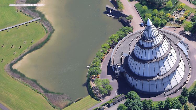 Der Jahrtausendturm ist mit 60 Metern das höchste Holzgebäude der Welt.