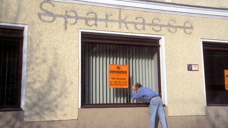 Strafzinsen und die schwache Kreditnachfrage machen Sparkassen das Leben schwer.