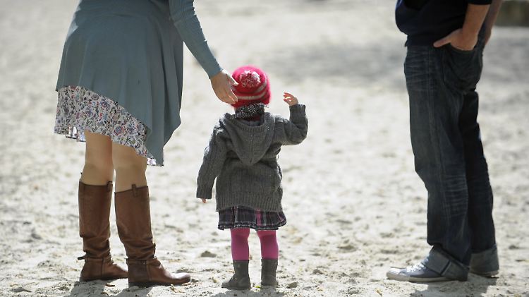 Immerhin 37 Prozent der jungen Väter nehmen sich Elternzeit - unter den Müttern sind es dagegen 90 Prozent. 